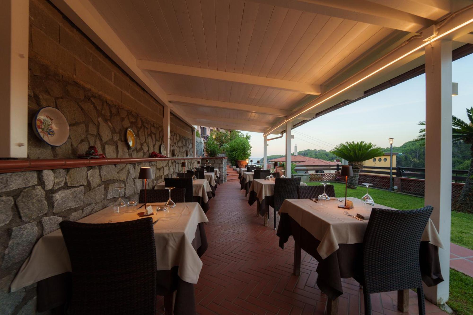 Hotel Lo Scirocco Fetovaia Exterior photo